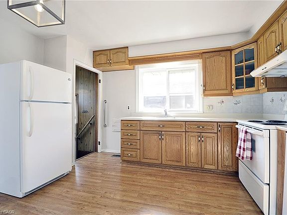 4th image of 16 Broadview Ave