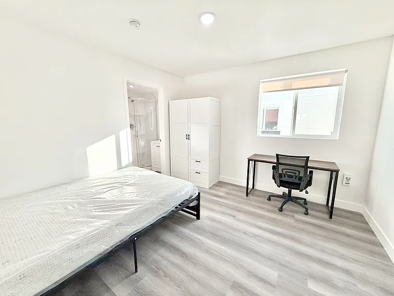 1329 W 36th St — Photo 38