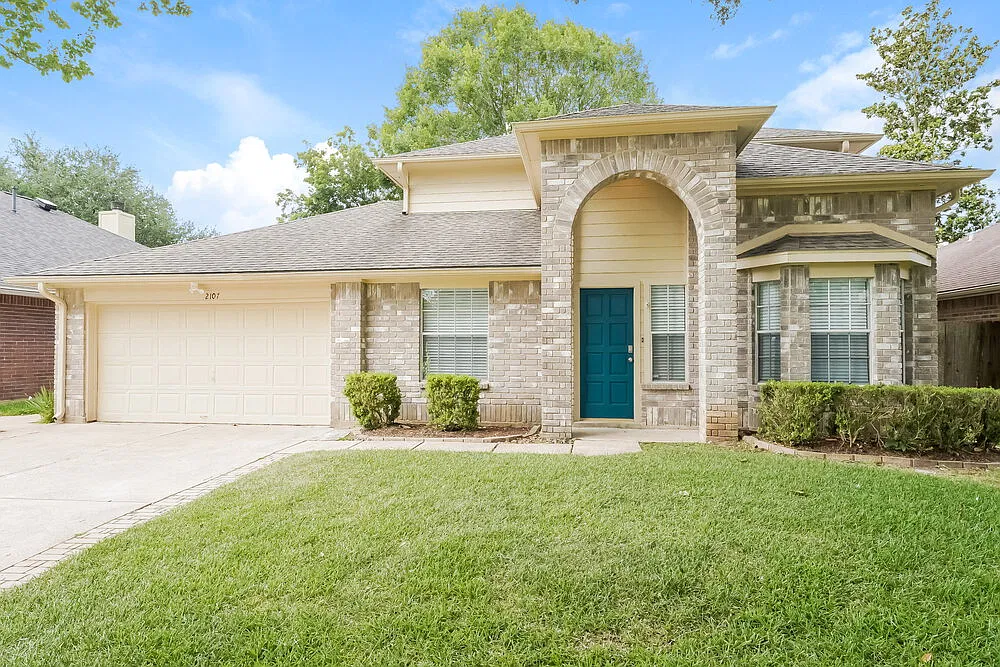 3 bed, 2.5 bath, 2038 sqft, $2,165 — Photo 1