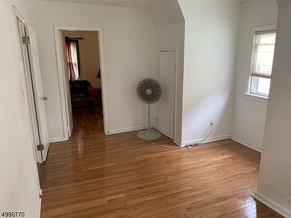 5th image of 305 Sandford Ave