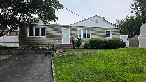 28 Roundhill Dr Photo 1