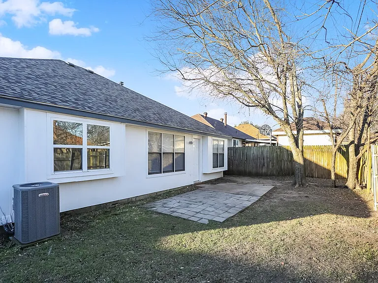 916 Richards Dr — Photo 16