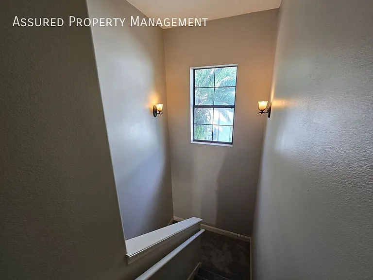 112 E Esther St — Photo 15