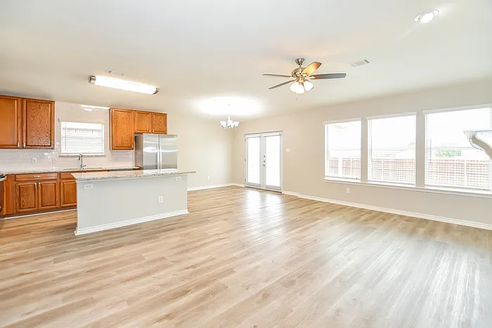 4 bed, 2.0 bath, 2014 sqft, $2,030 — Photo 4