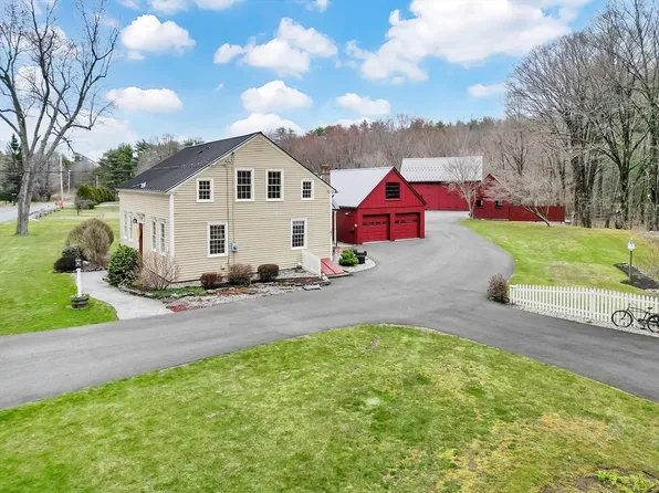 7 School St, Granby, MA 01033