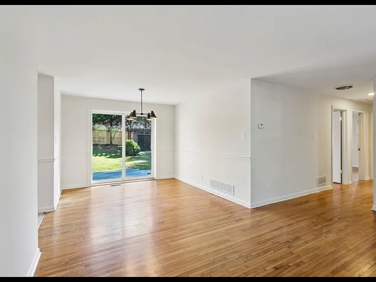 2474 Warwick Cir NE — Photo 4