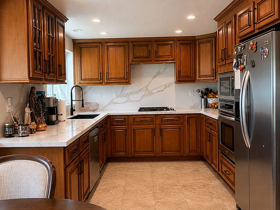 5th image of 108 Barberry Ln