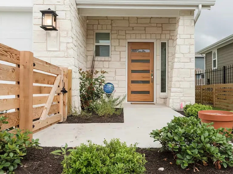 2209 Maxwell Ln — Photo 1
