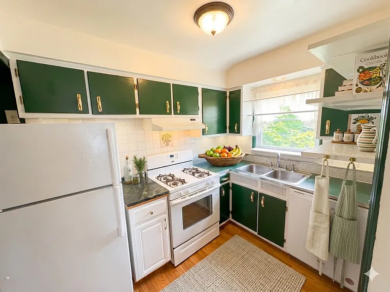 Kitchen (Virtually Staged)
