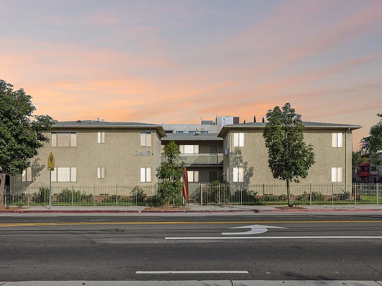 Classic Courtyard Building on Venice Blvd Secure, Convenient, Pet-Friendly — Photo 7