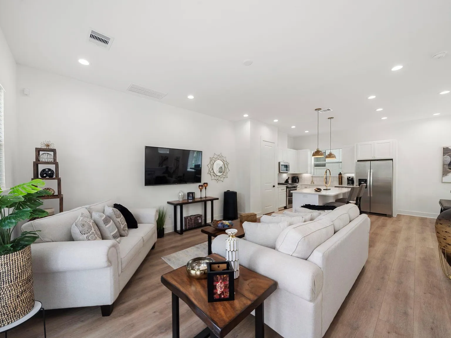 3 bed, 3.5 bath, 1864 sqft, $3,000 — Photo 3