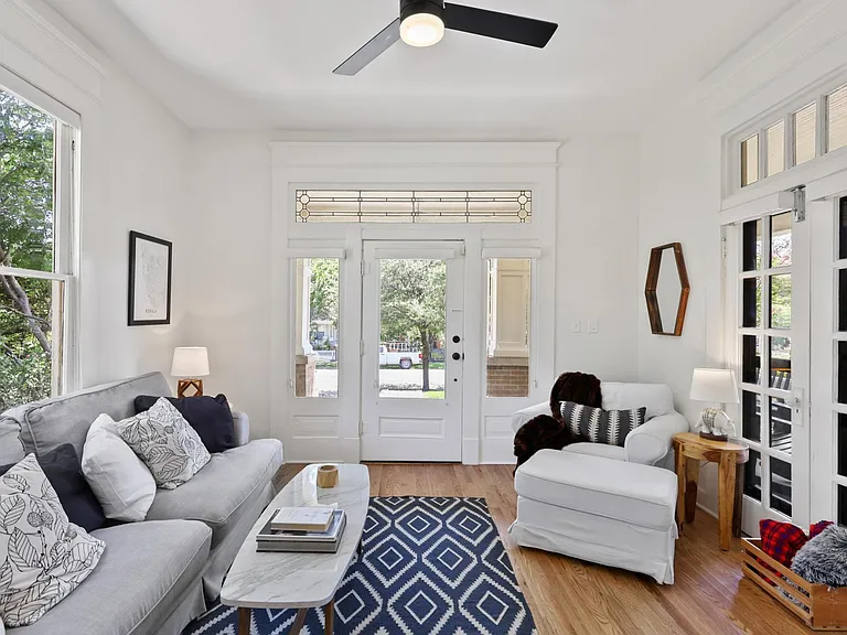 829 N Madison Ave — Photo 2