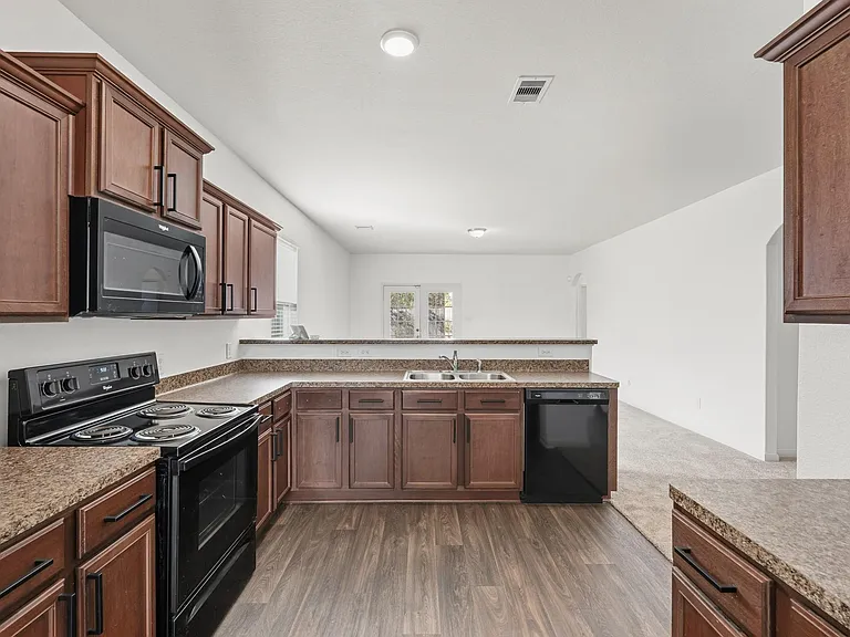 718 Crystal Lakes Dr — Photo 6