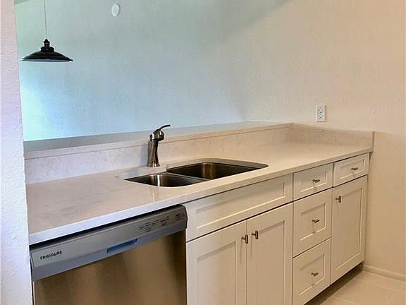 3rd image of 2 Plantation Dr APT 105