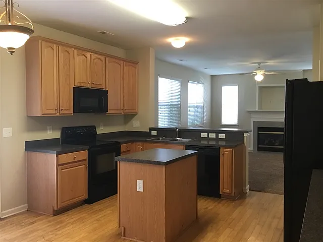 1202 Haden Dr — Photo 2