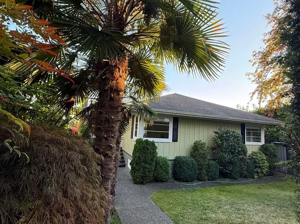 1086 Mathers Ave, West Vancouver, BC V7T 2G2