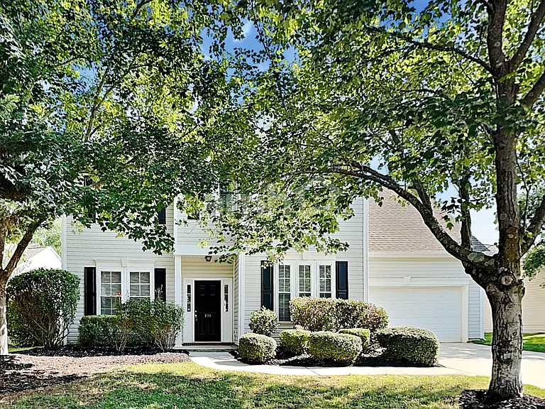 100 Summerchase Dr — Photo 1