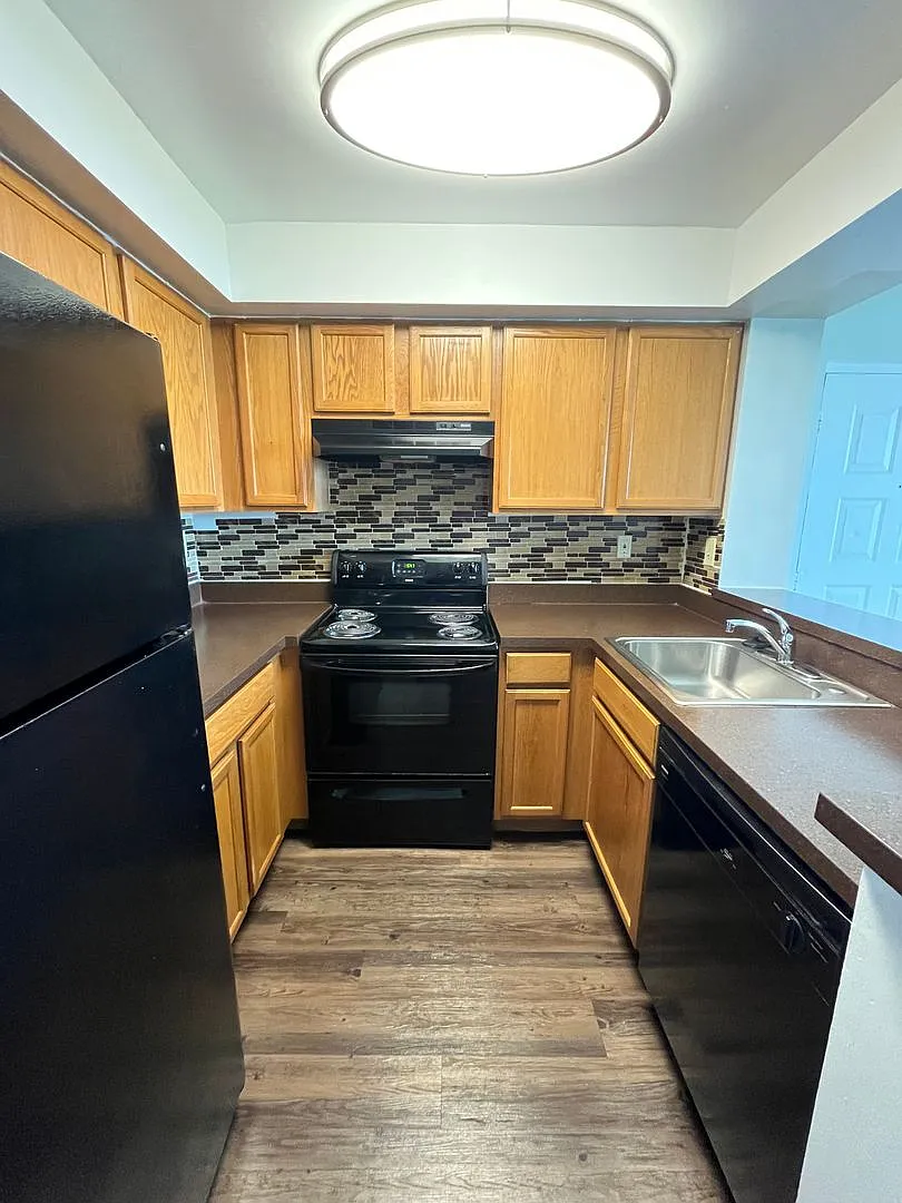One Bedroom One Bathroom !! With Lake View!! Waterfront Community — Photo 1