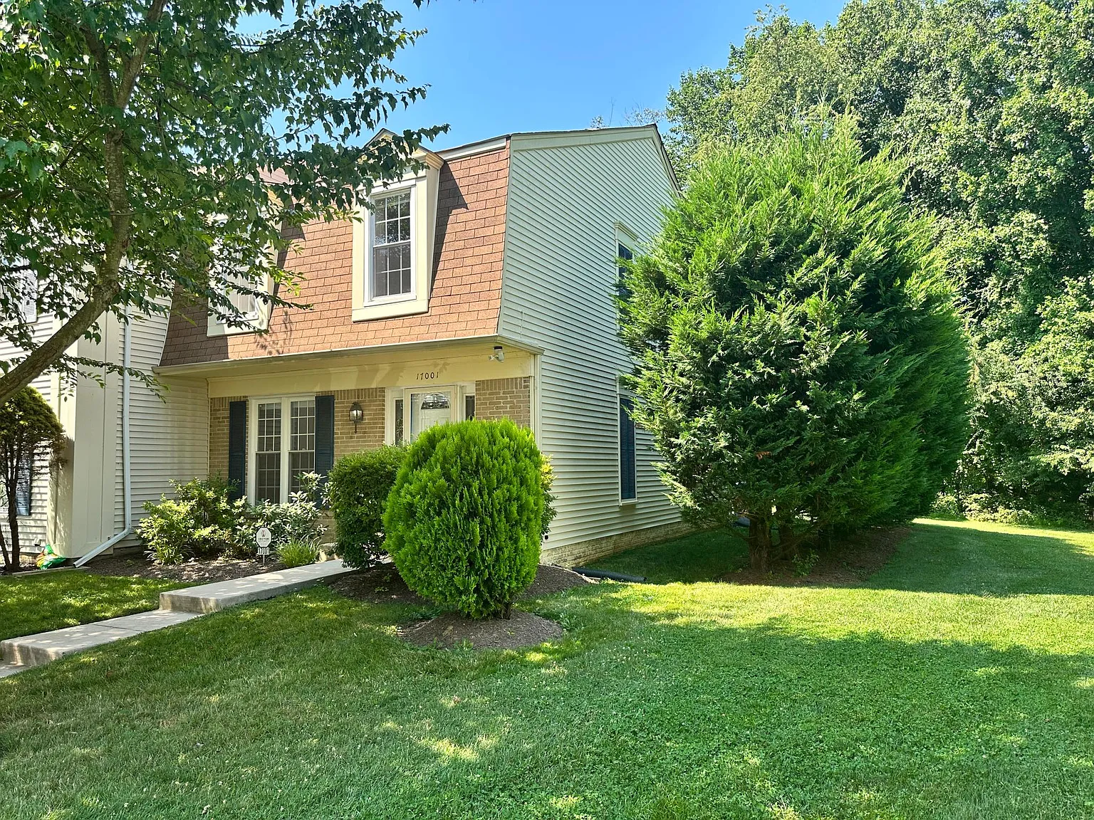 3 bed, 2054 sqft, $3,100 — Photo 2