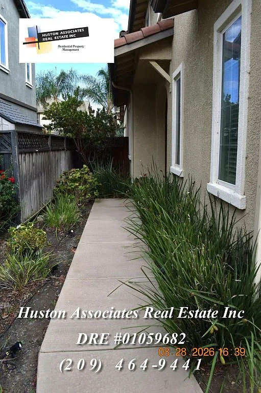 458 N Covina St — Photo 2
