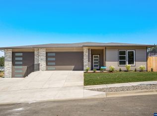 104 Wild Duck Run Ln, Silverton, OR 97381