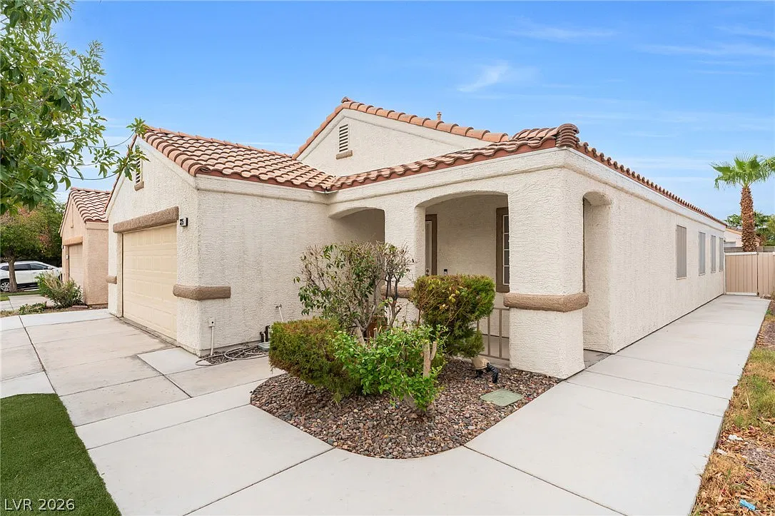 3 bed, 2.0 bath, 1484 sqft, $1,875 — Photo 2