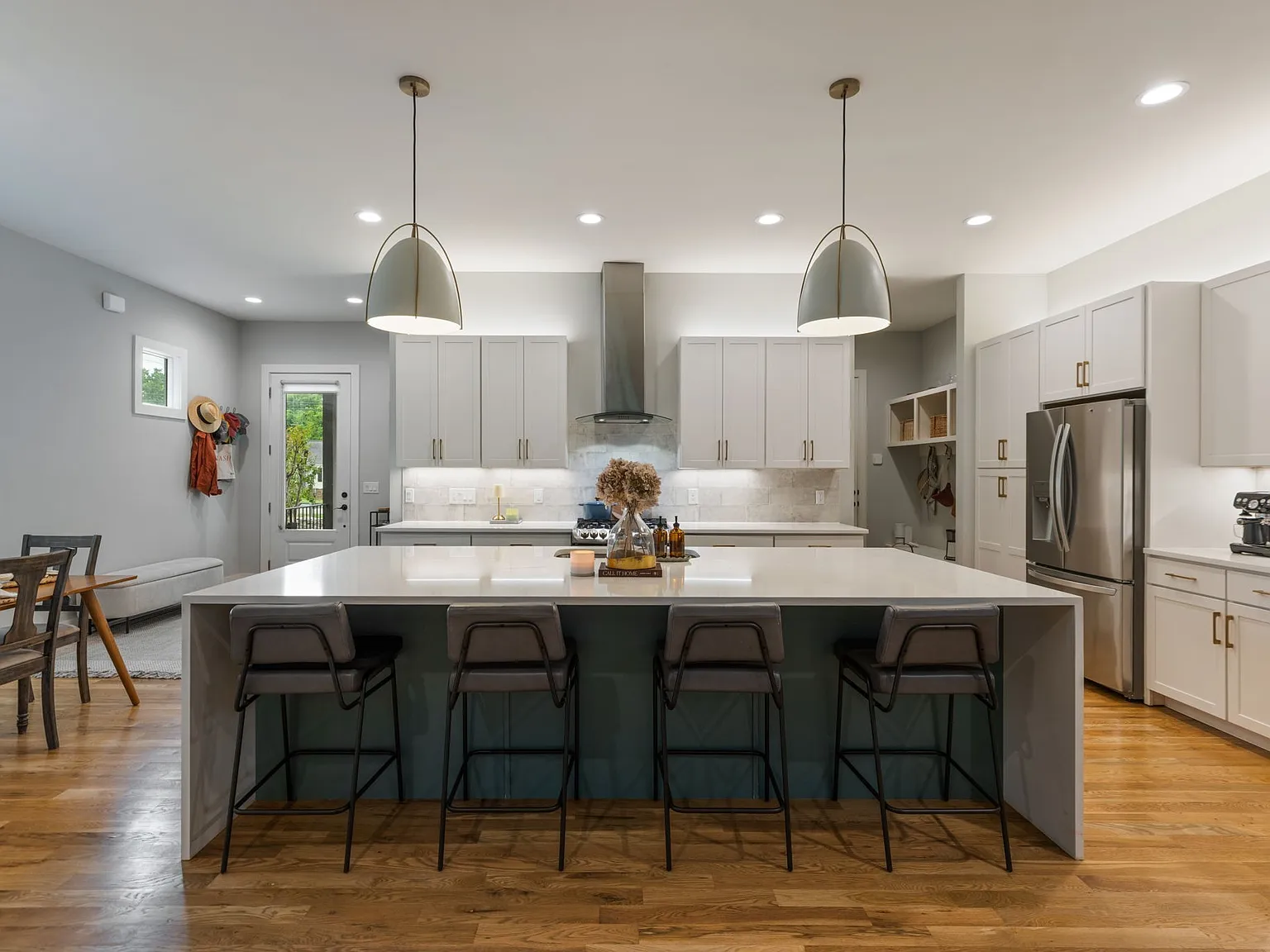 4 bed, 3.5 bath, 2770 sqft, $4,100 — Photo 2