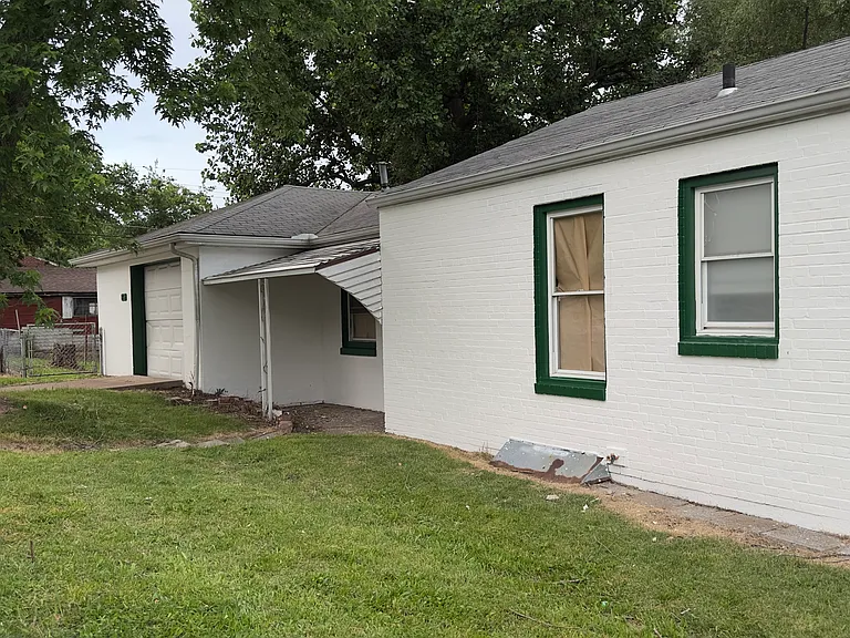 835 Elias Ave — Photo 2