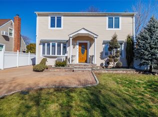 14 Arnold St, Hicksville, NY 11801