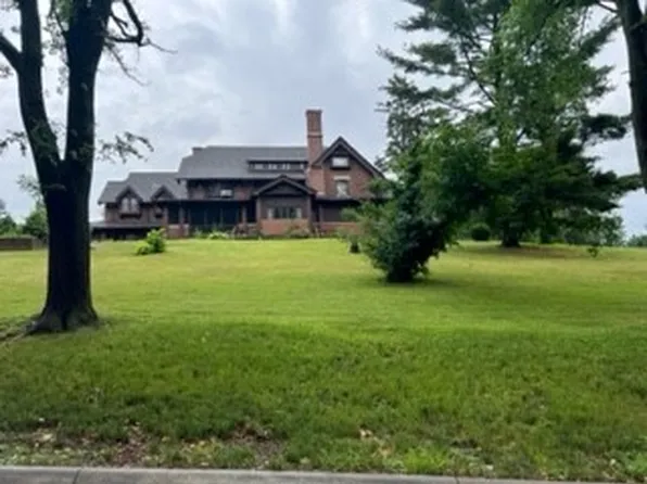 520 Breezy Point Dr, Clinton, IA