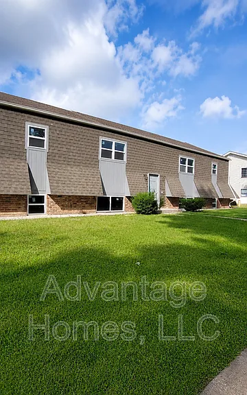 702 N 70th St — Photo 1