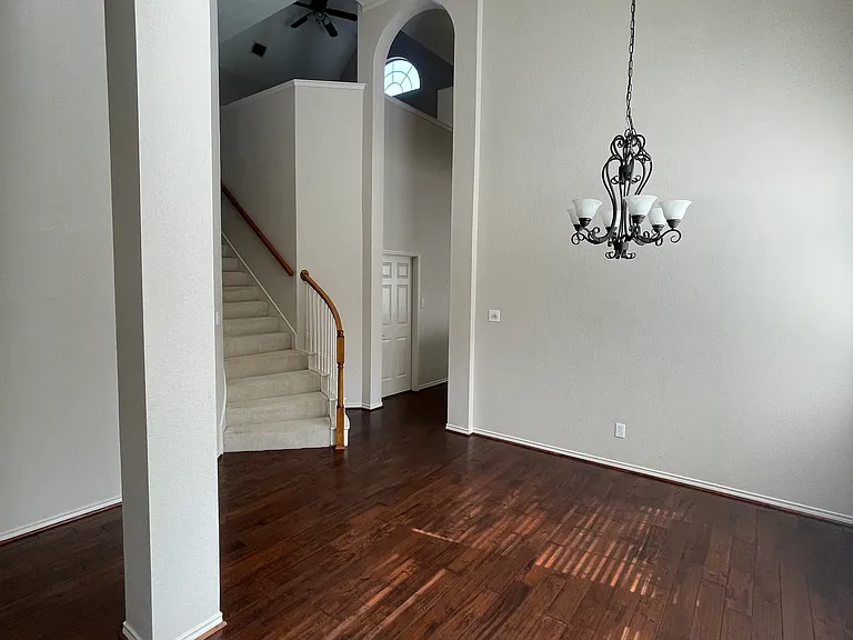 425 Waterside Dr — Photo 3