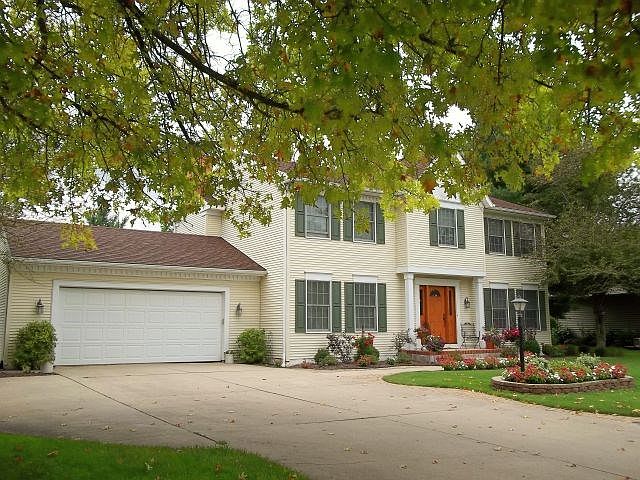 1st image of 840 Foxbriar Ln