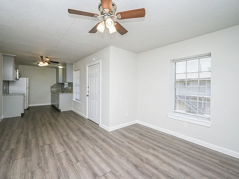 1518 East Ave — Photo 36