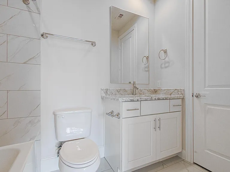 9532 London Bridge Sta — Photo 12