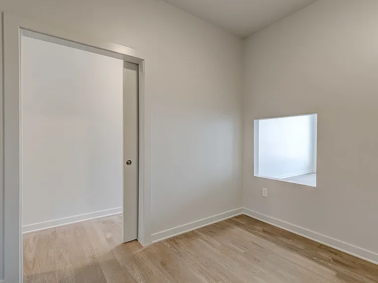 115 W Hamburg — Photo 44