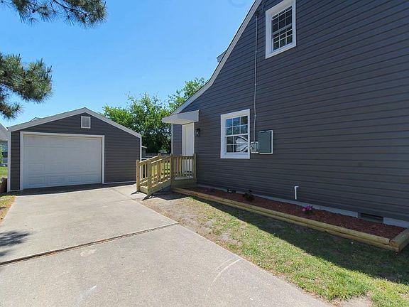 3rd image of 423 Fresh Meadow Rd