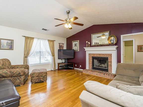 3rd image of 591 Thornbush Trce