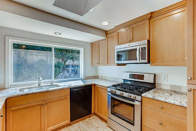 4 bed, 2.5 bath, 1940 sqft, $3,700 — Photo 4