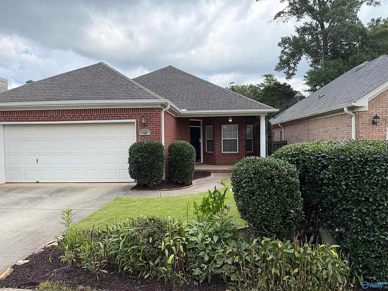 139 Canterbury Dr — Photo 1