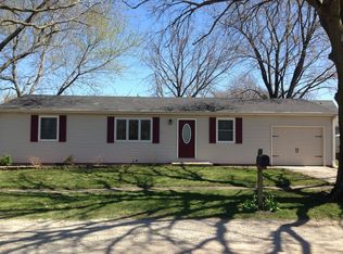 410 N Oak St, Maroa, IL 61756