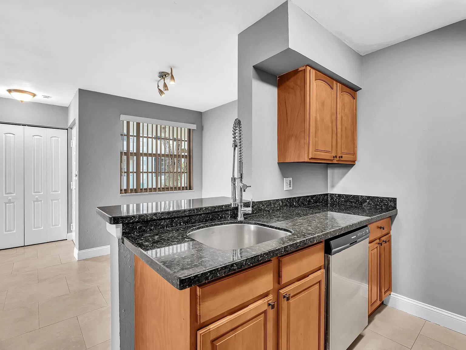 2820 Oakland Forest Dr — Photo 4
