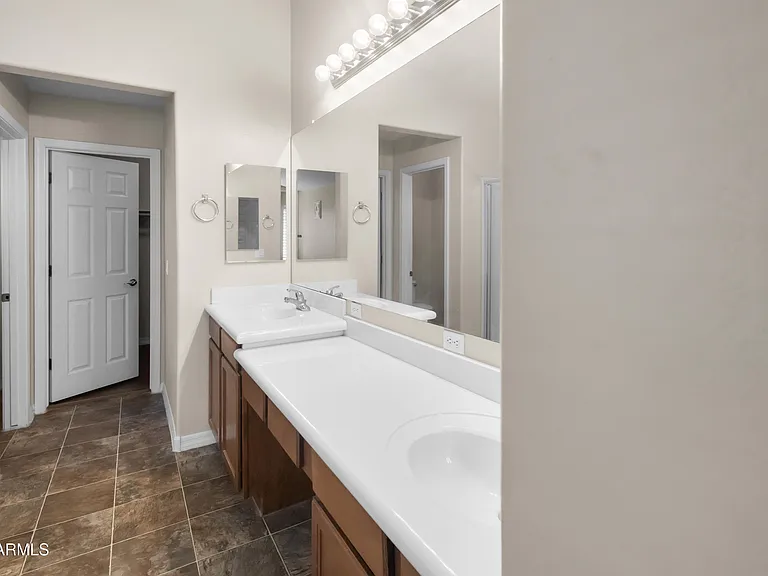 2501 S 255th Dr — Photo 17