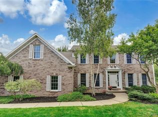 12 Lakeridge Dr, Orchard Park, NY 14127