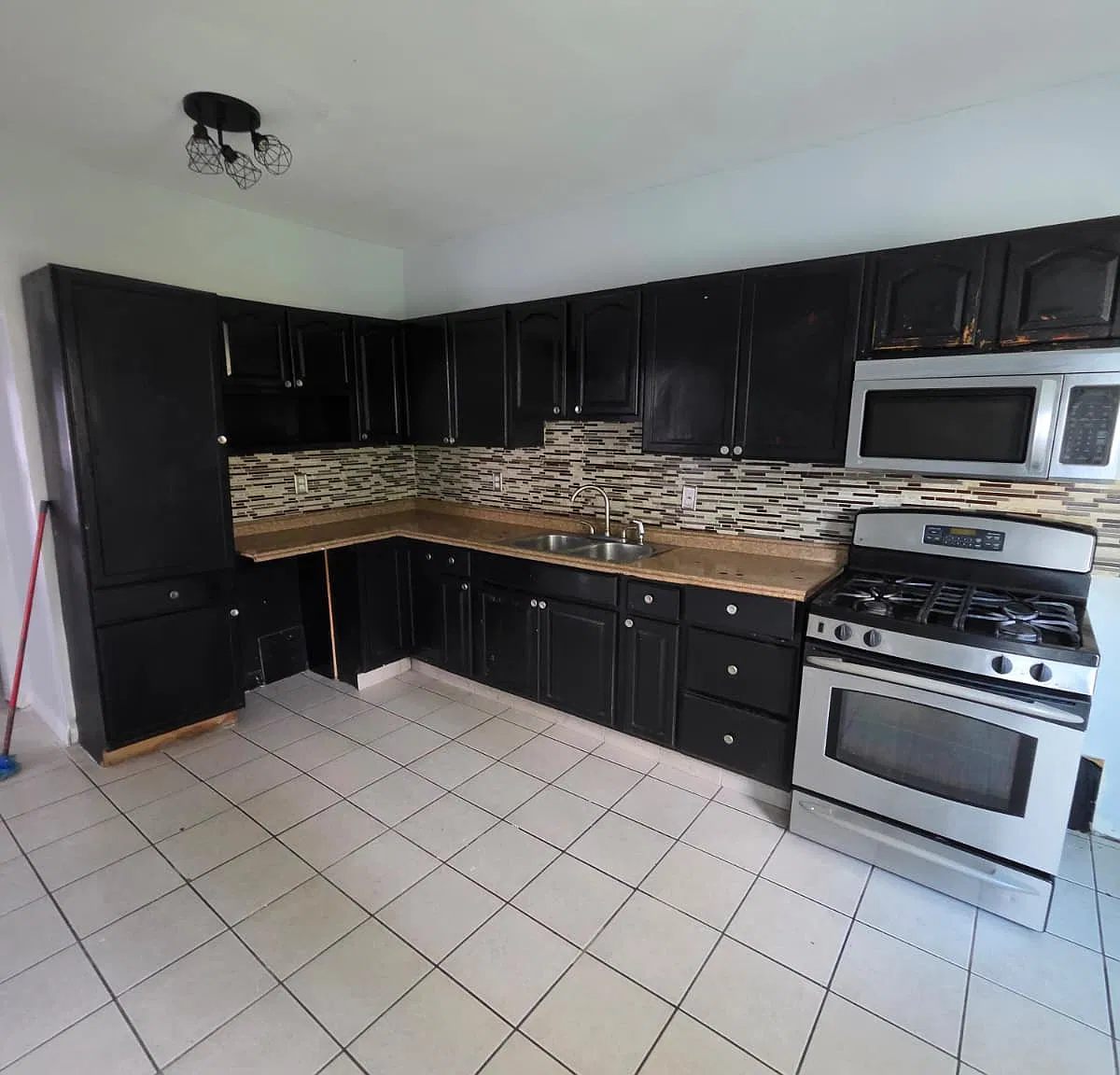 4 bed, $2,850 — Photo 1