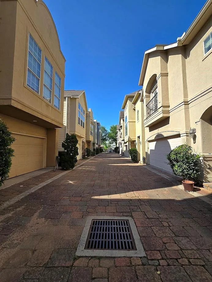 3 bed, 2.0 bath, 1582 sqft, $2,200 — Photo 3