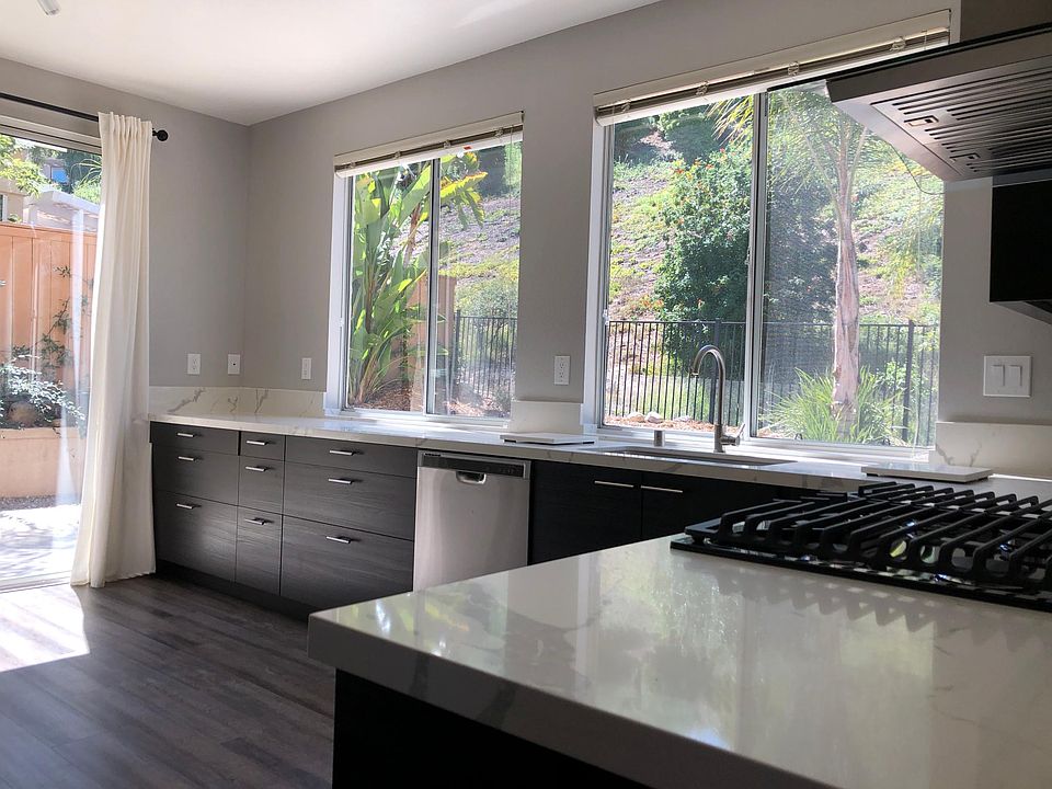 Spacious kitchen with ample amount of pull out drawers.