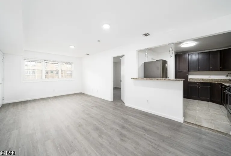 392 College Dr — Photo 2