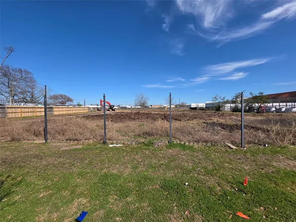 12719 Murphy Rd, Stafford, TX 77477