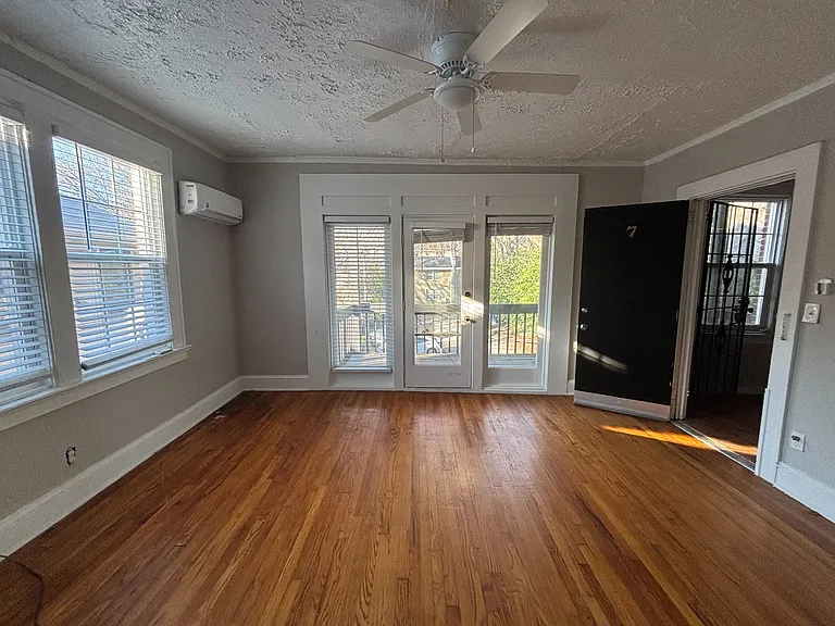 996 Greenwood Ave NE #7 — Photo 2